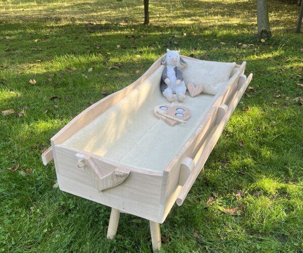 Handgemaakt kinderkistje met zachte natuurlijke bekleding en knuffeltje